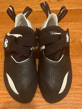 Evolv v6 size 9 men’s Climbing Shoes with Hook-and-Loop Straps